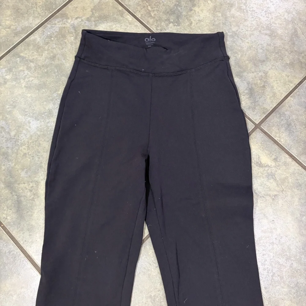 ALO YOGA Black High-Waist Flutter Legging XS Front Split Bootcut Outdoor Casual